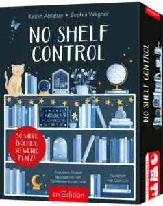 Dunkelblaues Buchcover mit großer weißer Titeltypografie „NO SHELF CONTROL“, oben Autorenangabe Katrin Abfalter und Sophia Wagner. Illustration eines dreireihigen Regals in Blautönen mit Büchern, Katze links oben, Globus, Pflanzen, Sternchen und Mond als dekorative Elemente. Verspielte, gemütliche Atmosphäre. Unten rechts steht „Illustriert von Dan Lin“. Ganz unten mittig steht der Logoschriftzug von arsEdition.